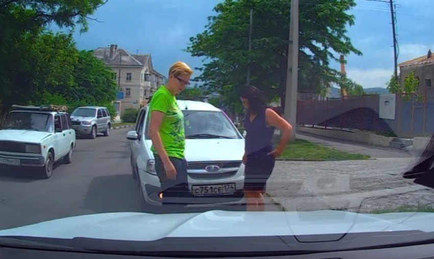 Въехала в машину и смоталась - в Новороссийске обсуждают скандальное видео 