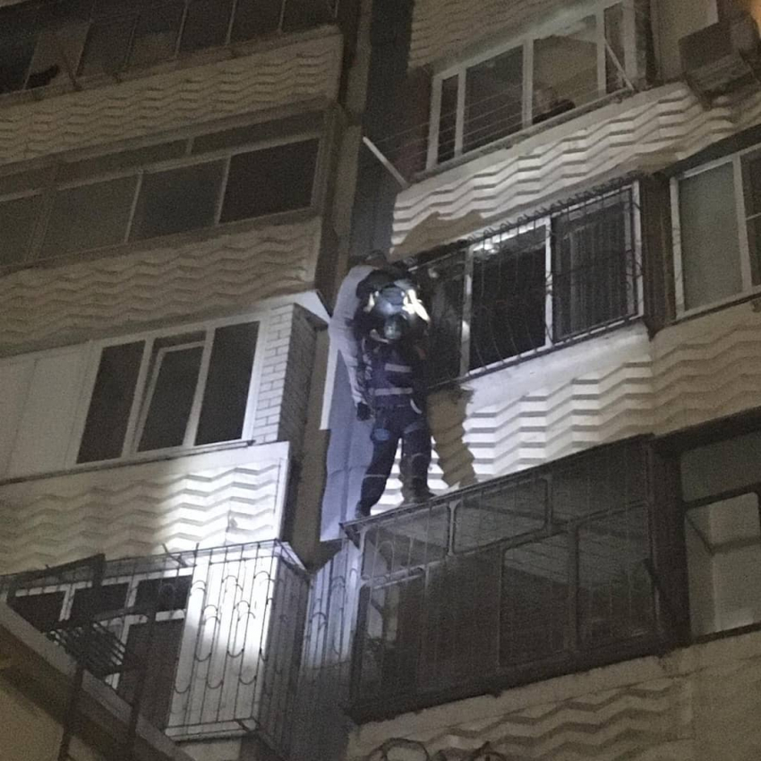 «Маленький неадекватный мужчина» пытался по балконам залезть на девятый этаж МКД в Новороссийске