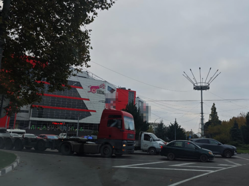 Большегрузы в центре города в час-пик  достали новороссийцев 