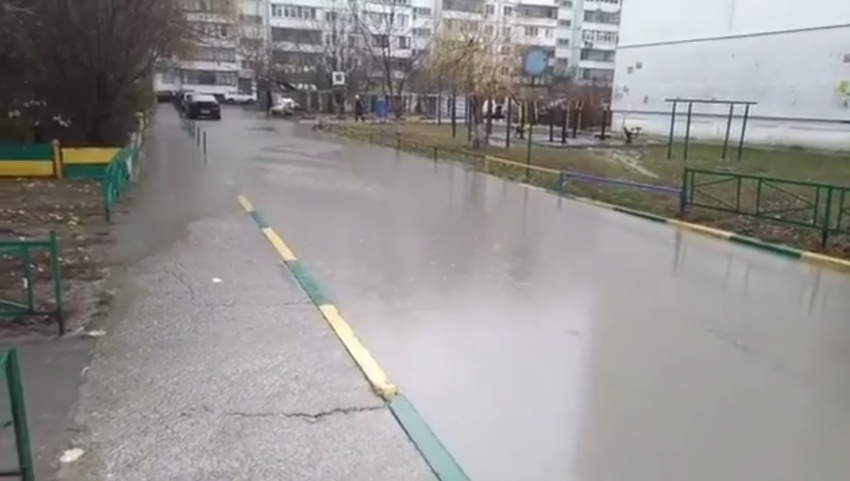 Дождь превращает улицы Новороссийска в маленькую Венецию