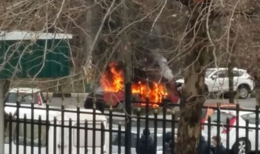 Автомобиль полыхает в южном районе Новороссийска 