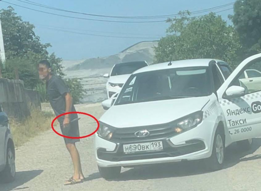 В Новороссийске таксист бросился с ножом на водителя легковушки 