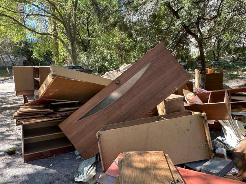 Жители Новороссийска «оставили» трёхкомнатную квартиру у мусорных баков