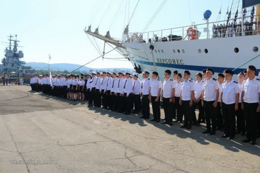 Новороссийские курсанты машут машкой на борту «Херсонеса» 