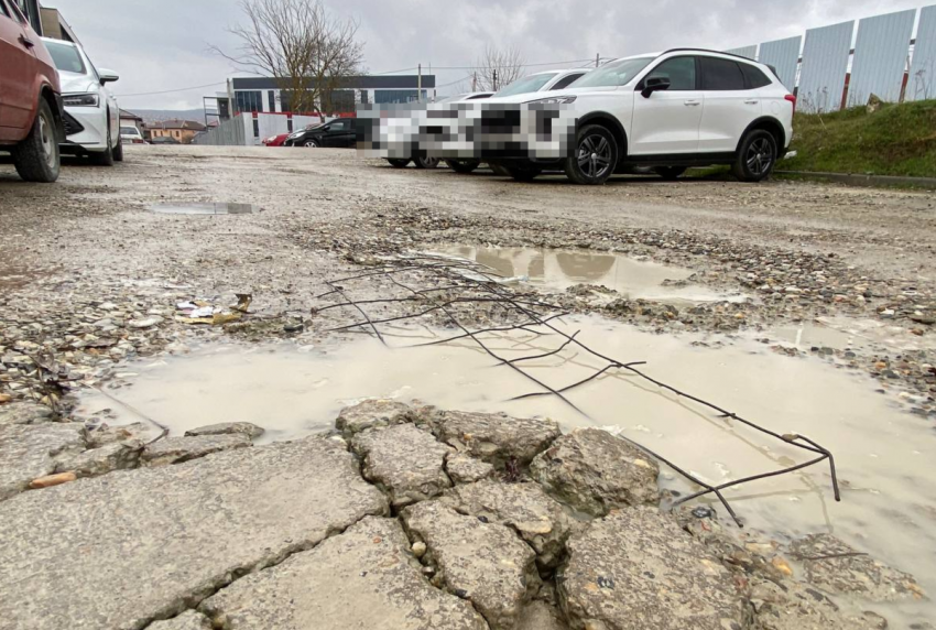 Крошка будет: новороссийцам пообещали засыпать дорогу до конца марта