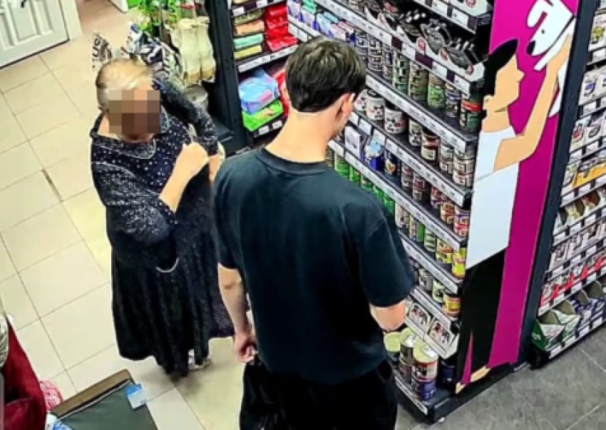 Ни стыда, ни стыда: бабушка и подросток украли из магазина собачьи консервы в Новороссийске