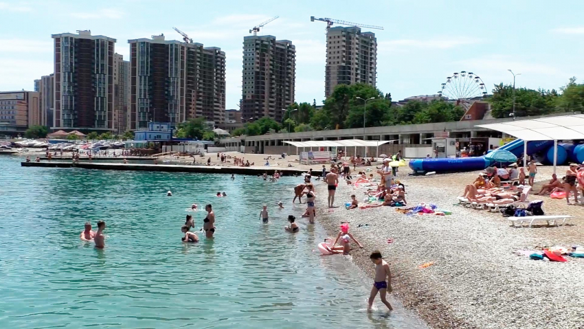 Сегодня в Новороссийске стартовал купальный сезон: где можно и нельзя купаться