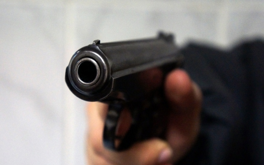В Новороссийске двое приезжих напали на прохожего с пистолетом