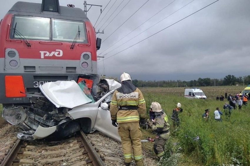 Land Cruiser попал под поезд: подробности смертельной аварии у соседей Новороссийска  