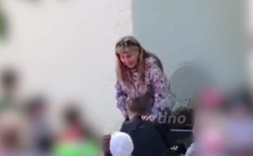 Воспитатель поставила на колени и угрожала оторвать ребенку голову