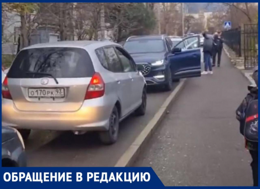 Дважды в день родители блокируют движение в 3 микрорайоне Новороссийска