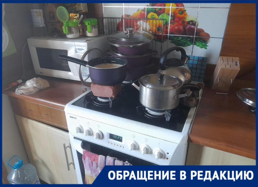 Пенсионерка из Новороссийска обогрела кирпичами на своей кухне корреспондента «Блокнот» и девушку из НУК