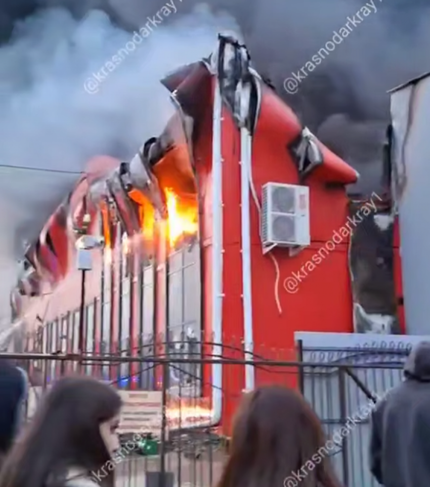 Сгорел полностью, люди в шоке: в Краснодаре будут расследовать крупный пожар в «Светофоре"