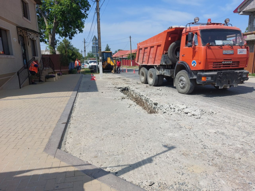 Жители Раевской боятся переломать ноги: ремонт дороги заставляет рисковать 