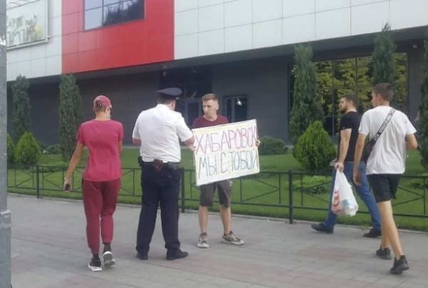 «Хабаровск, мы с тобой»: новороссиец устроил одиночный пикет в центре города 
