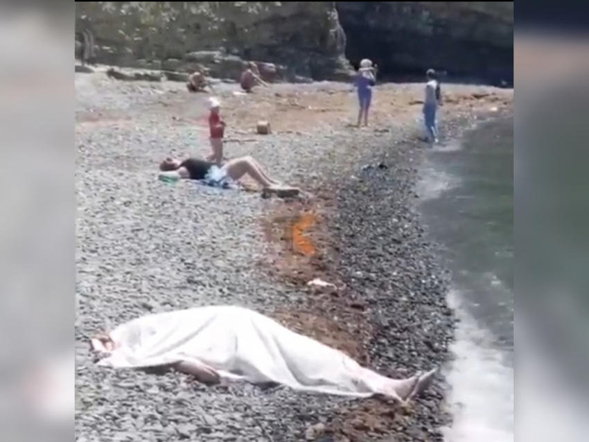 На пляже с покойником: в Новороссийске отдыхающие купались и загорали рядом с трупом