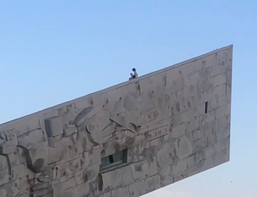 Осквернение или дурной тон: в Новороссийске дети забрались вершину  «Малой Земли"