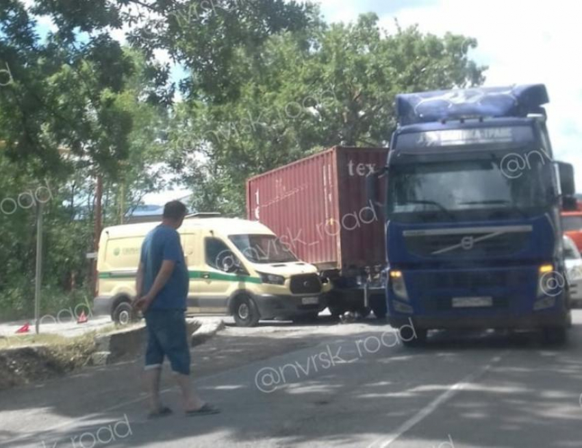 Грузовик раздавил инкассаторскую машину в Новороссийске