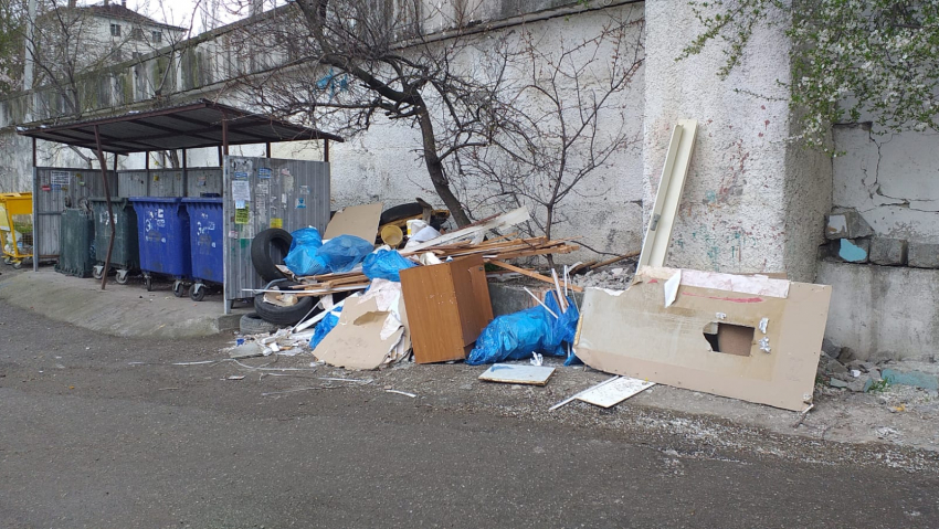 "Мы живем на свалке!": новороссийские дворы утопают в мусоре 