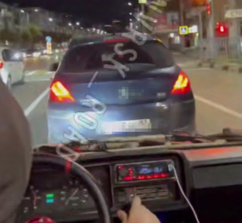 По Новороссийску катается «кабриолет» без фар, дверей и номеров