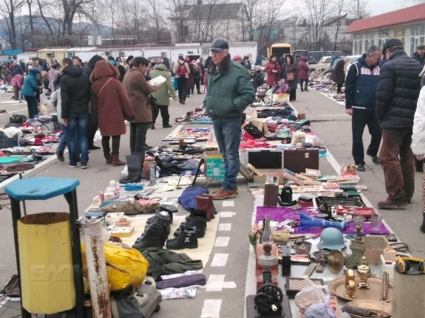 Барахолка мужи. Блошиный рынок в Новороссийске на Западном рынке. Барахолка Новороссийск Западный рынок. Блошиный рынок Новороссийск 2000. Блошиный рынок в Новороссийске 2019.