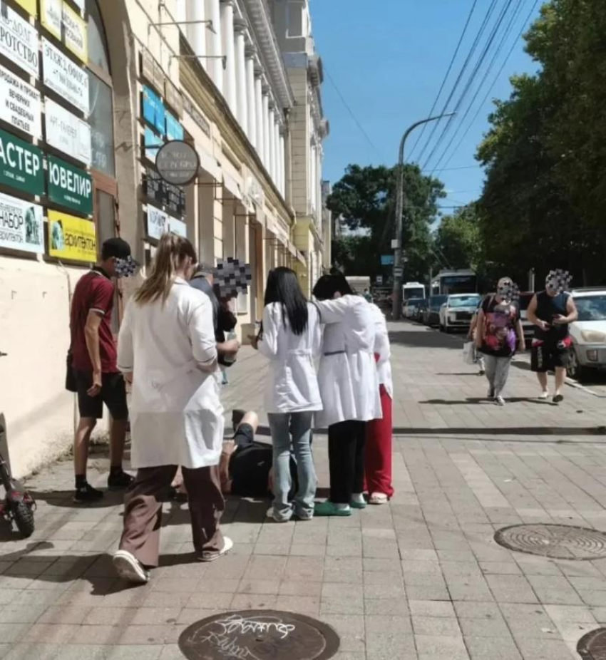 В центре Новороссийска две несовершеннолетние на одном электросамокате сбили пожилого мужчину