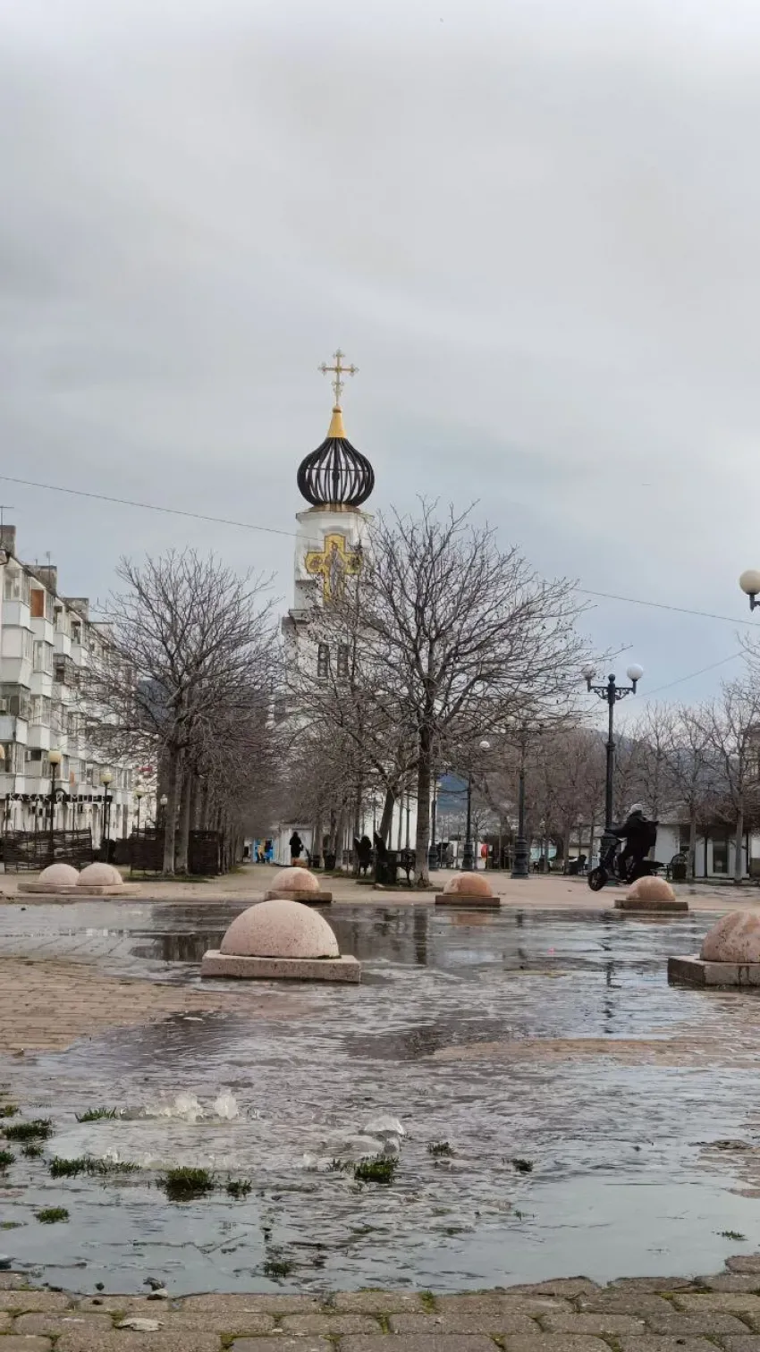 «Город Средневековья»: новороссийцы жалуются на грязь и мусор в туристических местах
