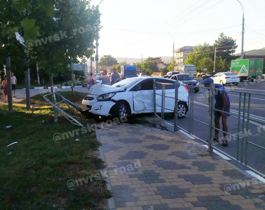 Уходил от столкновения: в Новороссийске машина вылетела на тротуар 