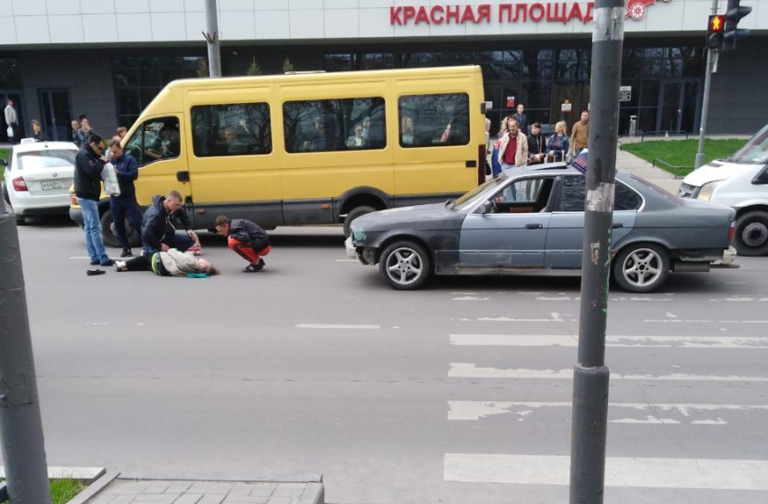 ДТП в центре Новороссийска. Женщина отлетела на несколько метров от «зебры»