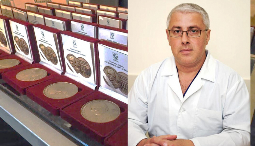 Главврача новороссийского онкодиспансера Михаила Леонова наградили медалью 