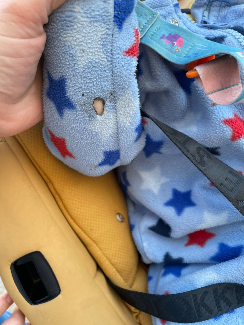Прожгло руку малыша: брошенный окурок попал в коляску с младенцем в Новороссийске 