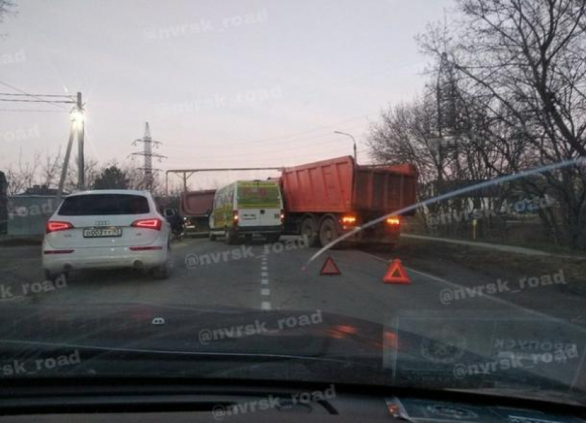 Два одиночества встретились: в пригороде Новороссийска столкнулись маршрутка и КАМАЗ