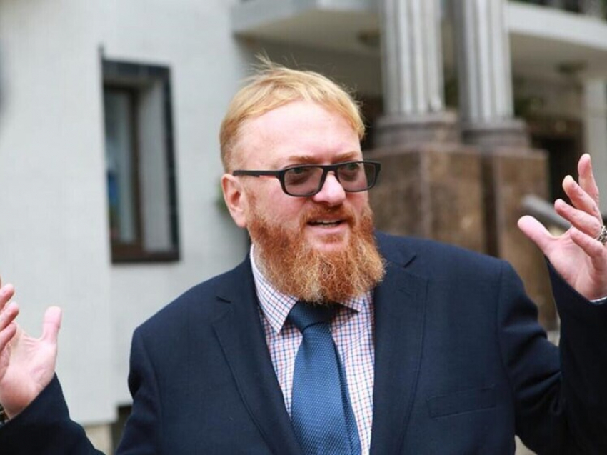 «Тарелочницы» - дешевыё «ночные бабочки»: Милонов раскритиковал мужчин, которые встречаются с кушающими бесплатно дамами