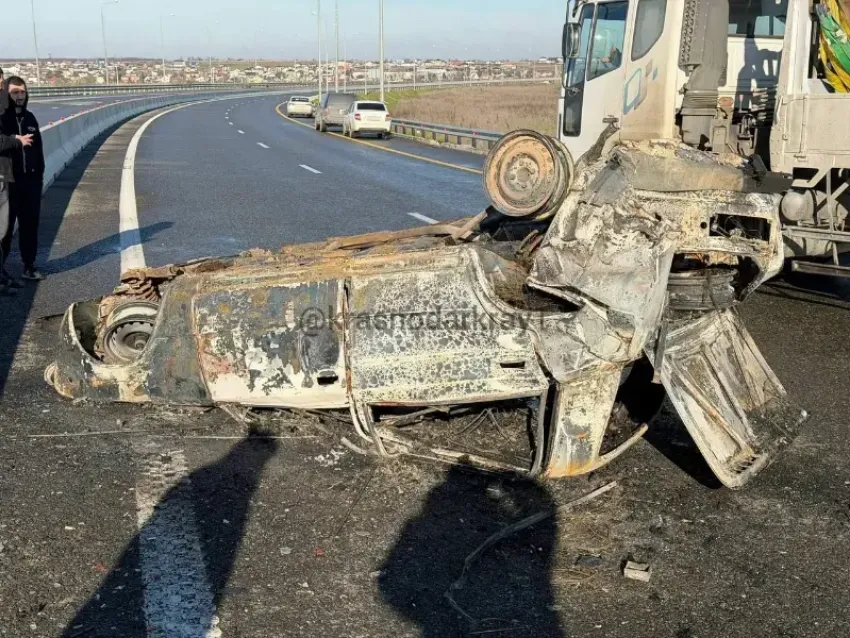 Клуб любителей летней резины собрал на трассе ДТП из десятка машин