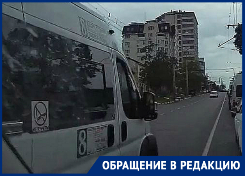 «Не стоит убивать людей», - жительница Новороссийска чудом не выпала из маршрутки
