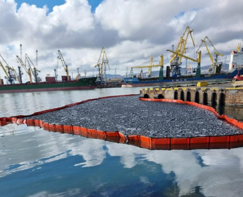 Панамское судно арестовали в порту Новороссийска после разлива нефти 