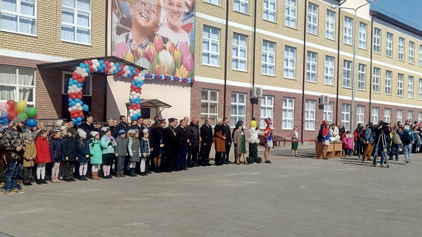 Прямо сейчас в Новороссийске открывают новую школу