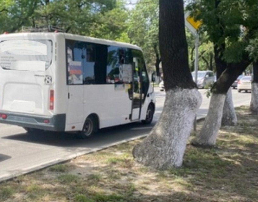 «Смотрит в телефон, хамит, нарушает»: жительница Новороссийска пожаловалась на хамство водителя маршрутки