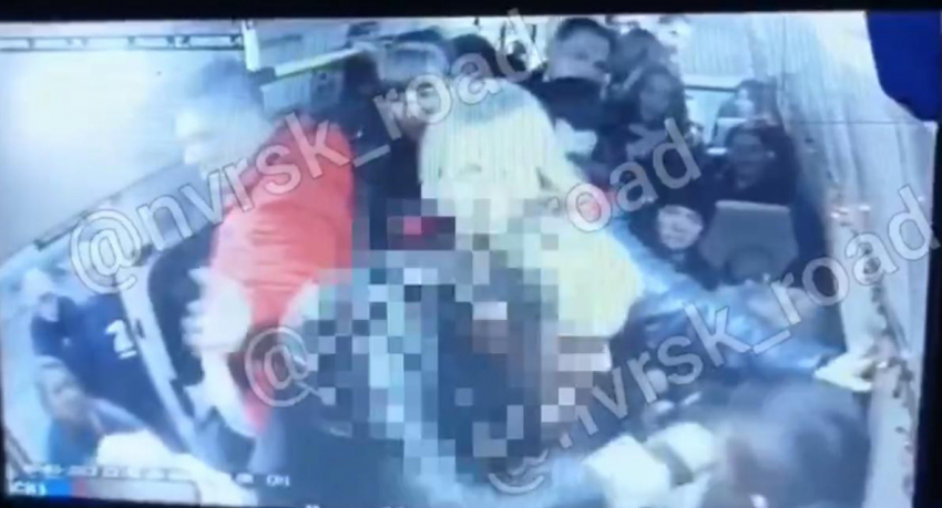 "Налетел с кулаками": новороссиец избил подростка в маршрутке 