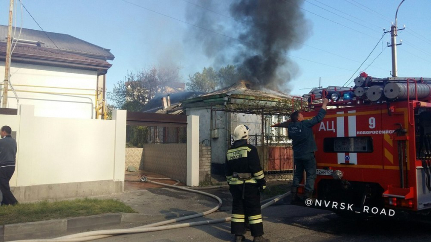 Крыша частного дома загорелась в Новороссийске