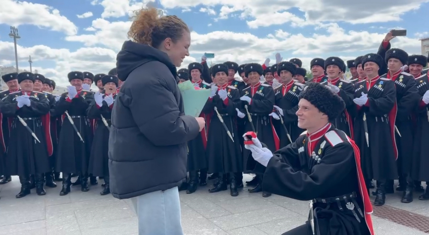 Кубанский казак, участвующий в параде на Красной Площади, сделал предложение своей  возлюбленной 