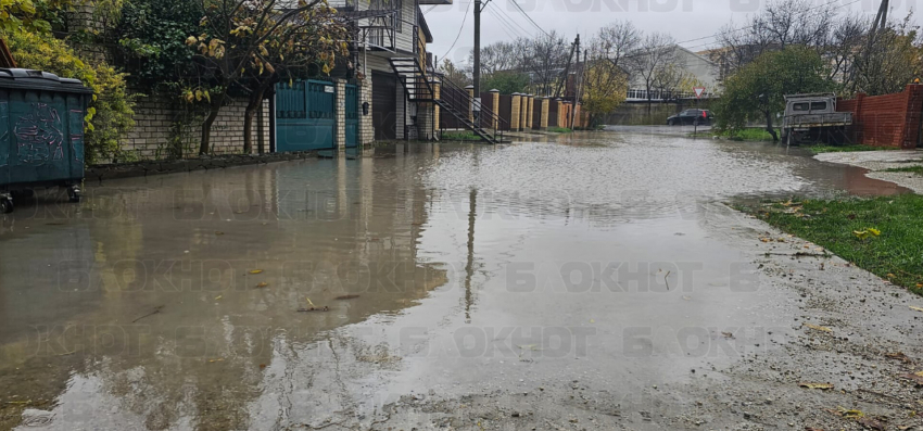 «Вода уже заходит к нам во двор», - дома новороссийцев под угрозой затопления 