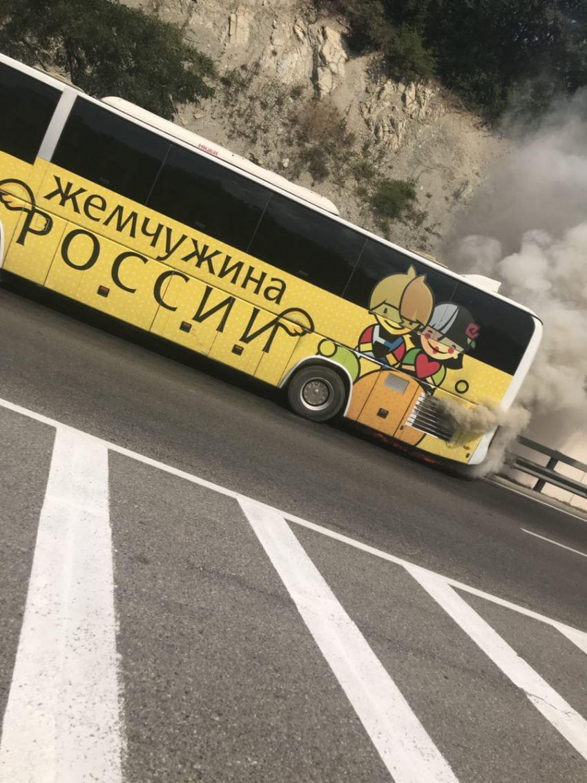 Автобус «Жемчужина России» горел на выезде из Новороссийска