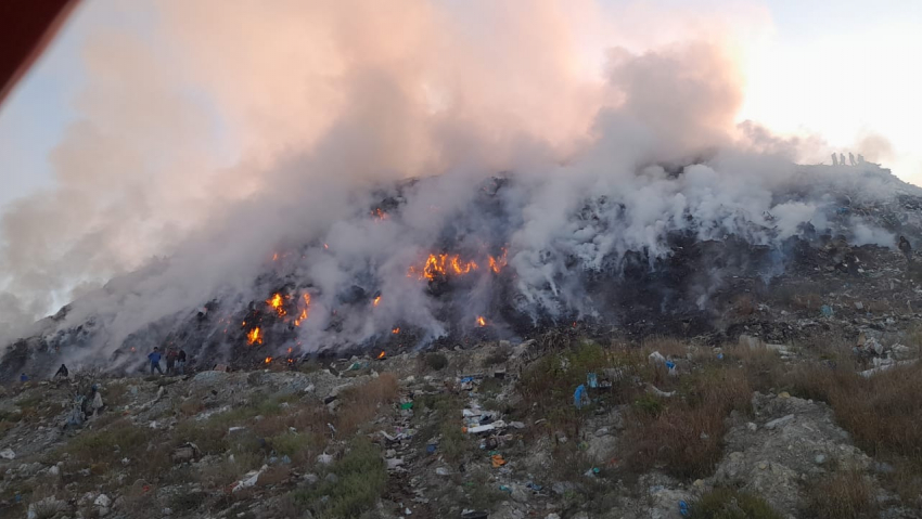 Огонь охватил мусорный полигон на горе Щелба в Новороссийске  