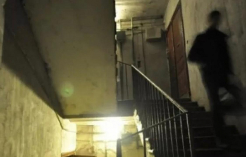 И про маску не забыл: в Новороссийске неизвестный напал в подъезде на пенсионера