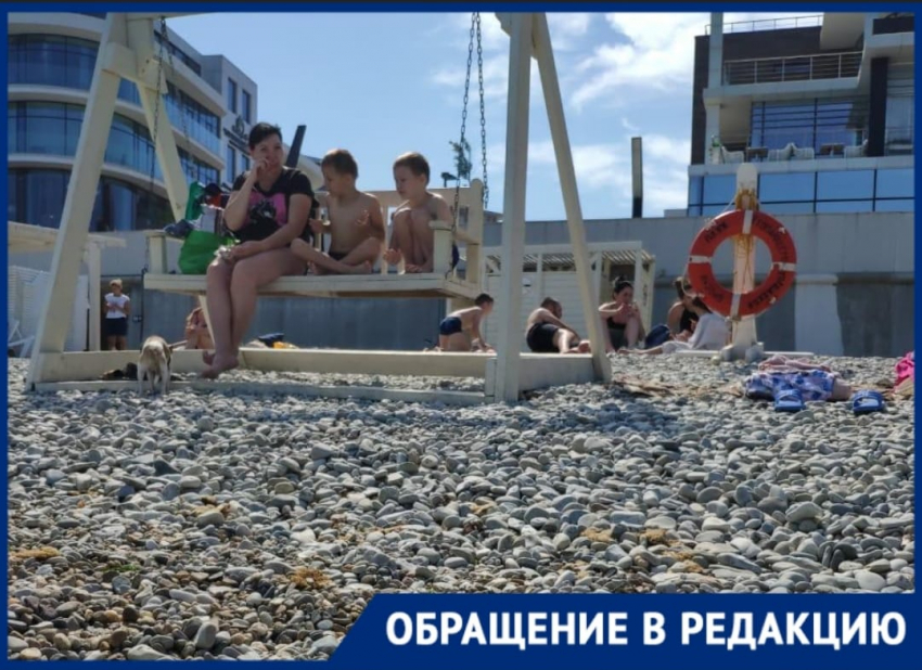 «Как считаете, она права?»: на пляже Новороссийска женщина на весь день заняла качели, вместо лежака