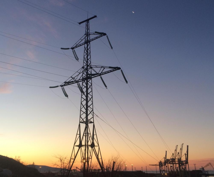 В канун новогодних праздников энергетики Юго-Западного района напоминают о правилах электробезопасности 