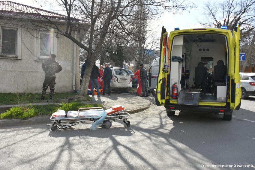 "Скорая", носилки и две иномарки: жесткая авария произошла в центре Новороссийска 