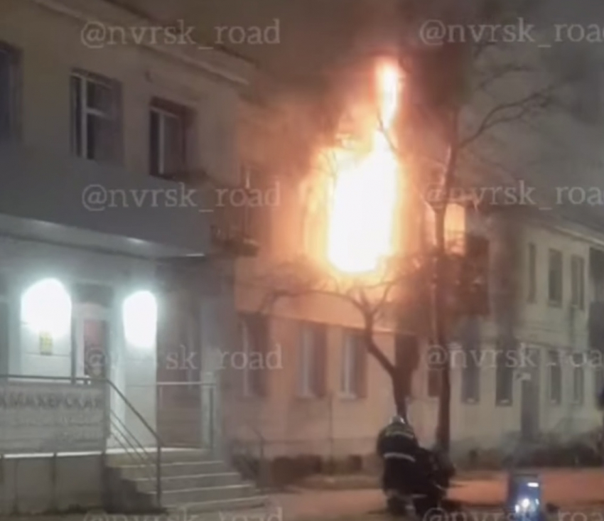 Ночью огонь охватил один из домов в Новороссийске 