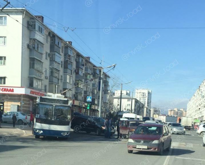 Знатная пробка собралась в центре Новороссийска